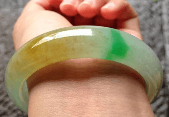 翡翠戴久了会发黄？先来弄清楚翡翠变种和飘黄的区别   第1张