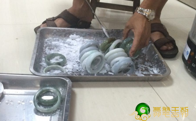 翡翠上蜡和浸蜡的区别，两者之间的巨大区别   第3张