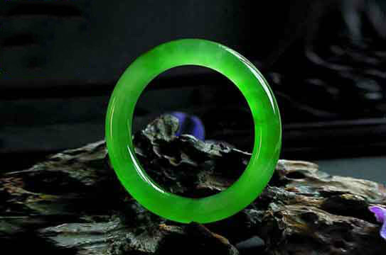 什么玉跟翡翠相似？一起来辨别它们吧   第1张