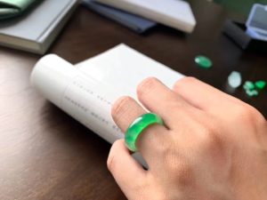 阳翠绿色的翡翠戒指   第5张