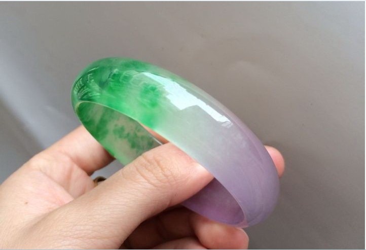 七彩云南翡翠手镯的纪念意义 七彩云南翡翠手镯的价格   第2张