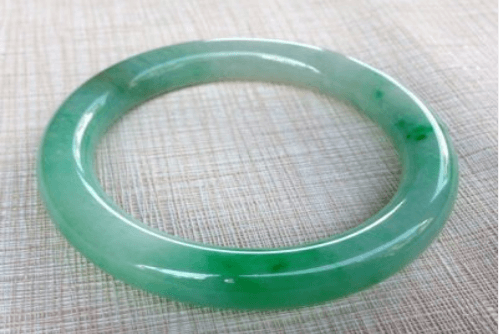阳绿冰糯种手镯的价格是多少？怎么挑选翡翠手镯？   第3张