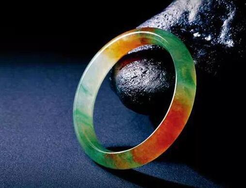 女性喜爱佩戴翡翠手镯不是没有道理 这些好处不可小觑 第1张