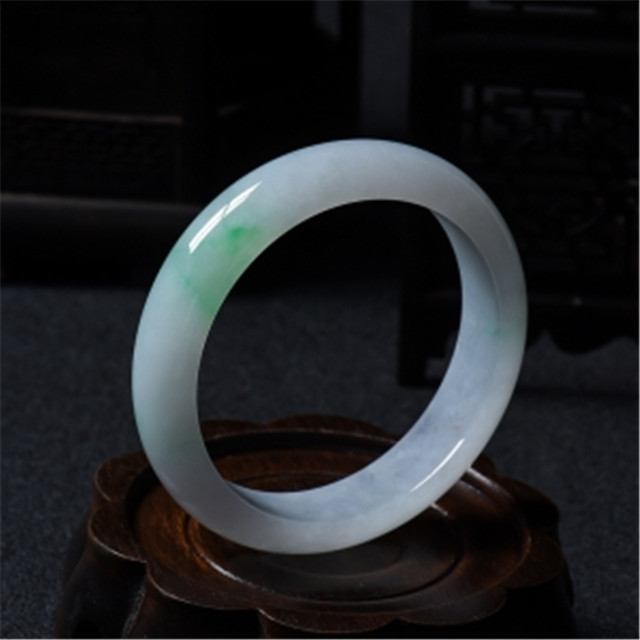 翡翠糯种手镯价格贵吗?为何有“色差一分,价差十倍”的说法? 第2张