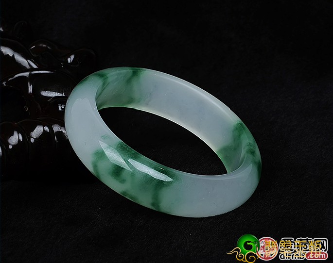 翡翠镯子和天山玉镯的较为   第2张