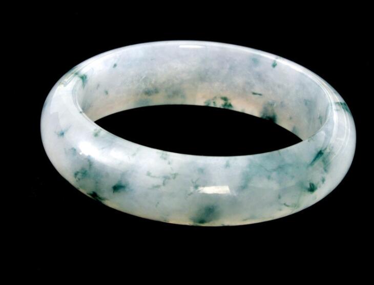 翡翠镯子的报价一般是多少 这篇文章或许能解答你的疑虑 第2张