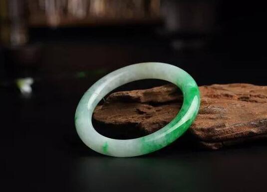 1000多的翡翠手镯好吗 翡翠手镯价格差距大到底是为什么 第1张