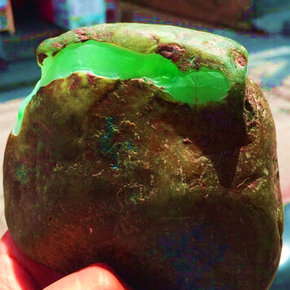 翡翠赌石的注意点  翡翠赌石是一件非常暴利的事   第2张