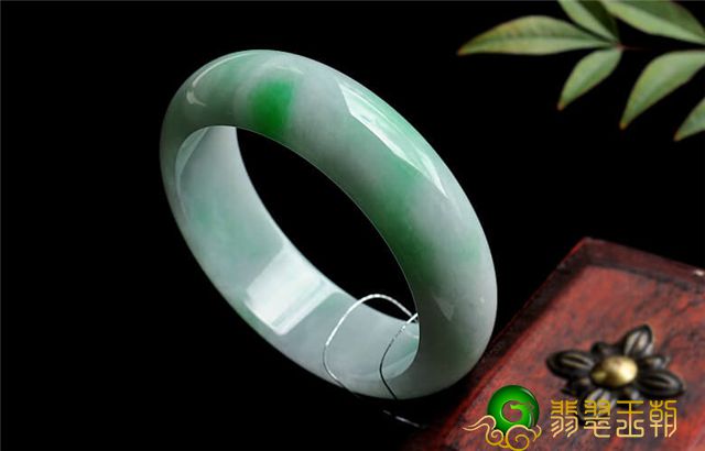 翡翠手镯的颜色是越浓越好吗？真正的答案没那么简单！   第1张