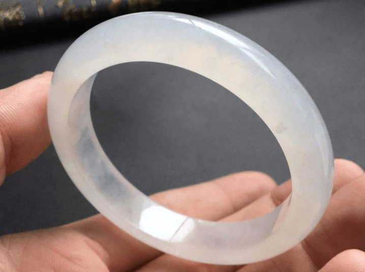 想要买手镯吗？快来看看冰种无色翡翠手镯价格吧！   第3张