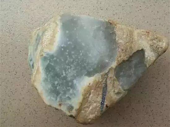 新手怎样鉴别翡翠原石？这4个方式最直接   第1张