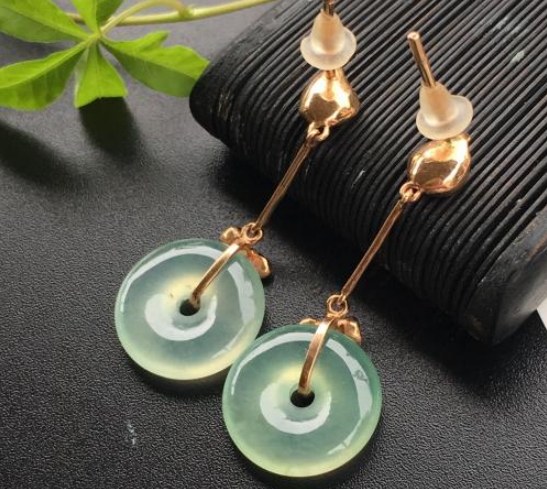 每个人，不同的脸型应该怎么搭配翡翠耳环？ 搭配对了，原来这么好看……   第2张