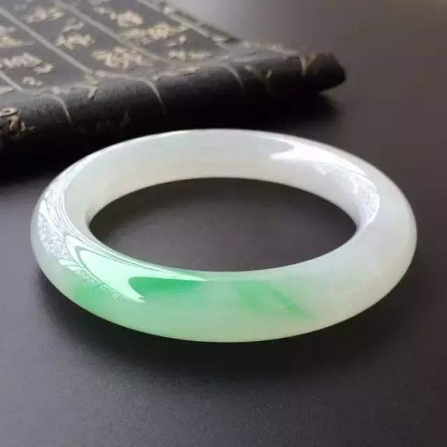 翡翠手镯中哪种颜色最好 怎么挑选翡翠手镯