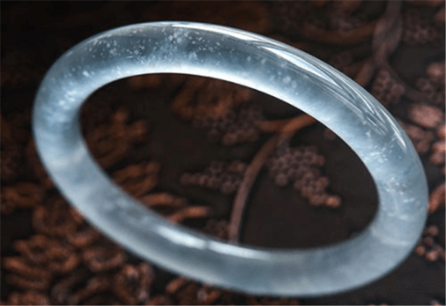 翡翠手镯应该怎么选大小？行家告诉你诀窍！   第2张