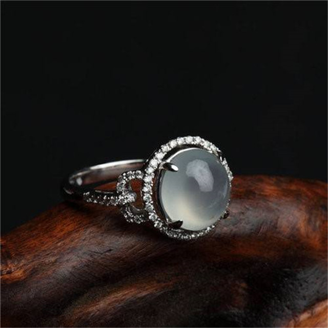 白色冰种翡翠戒指价格高吗?影响它价格的因素有哪些? 第2张