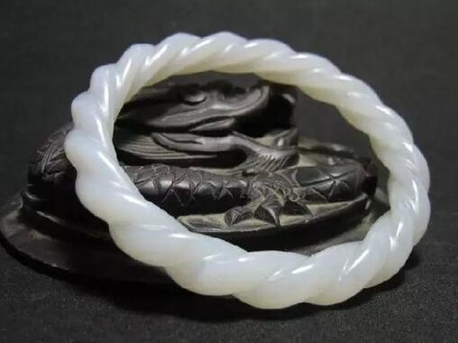 白色的翡翠手镯当真好吗 学会怎么挑才是王道   第2张