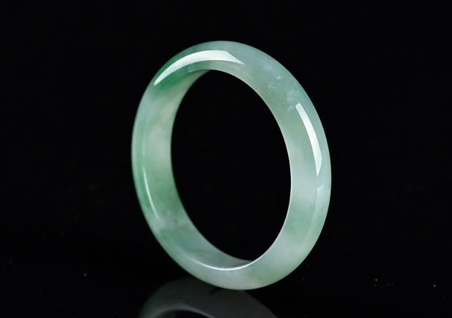 翡翠镯子会越戴越亮吗？看了文中已不茫然！   第2张