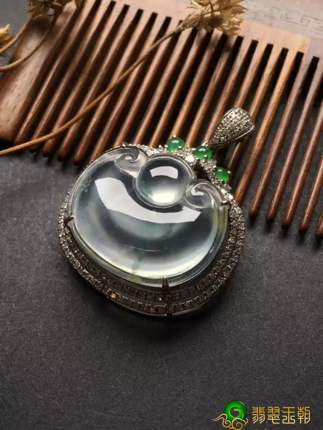 立在翡翠金字塔式顶部的玻璃种翡翠   第3张