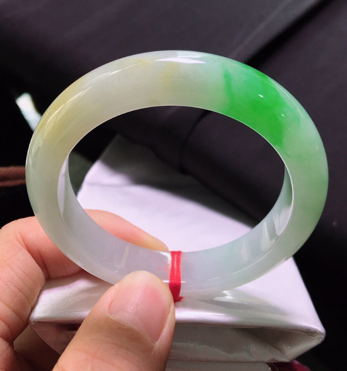 浅谈翡翠镯子价格比较贵的缘故 