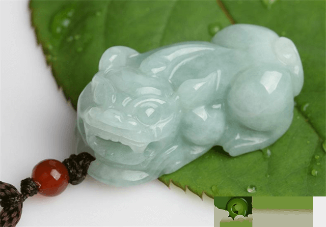 销售市场上翡翠貔貅吊坠一般要多少钱？大家应当怎样盘玩翡翠貔貅吊坠？   第3张