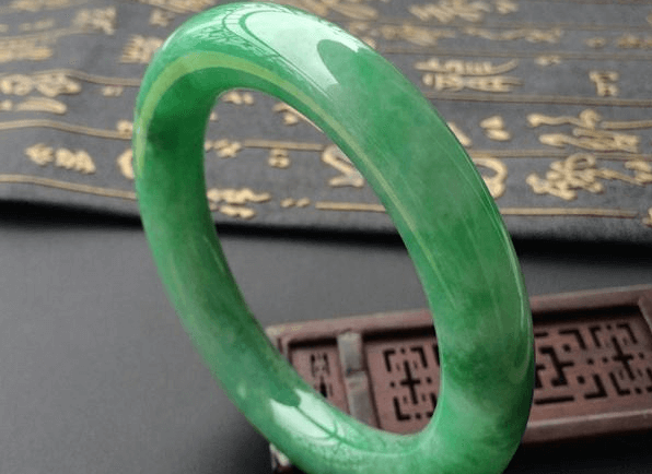 豆绿翡翠属于什么档次？翡翠的好坏与它们有关！   第1张