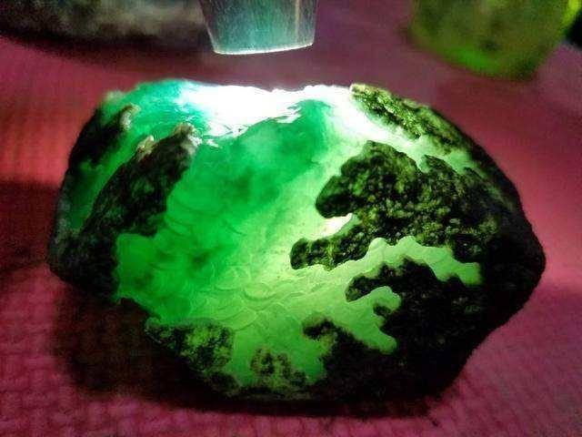 翡翠原石的特征有哪些 怎么识别翡翠原石的好坏 