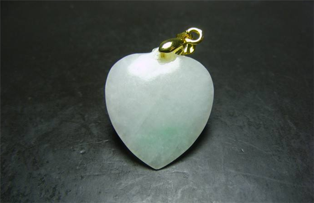 瓷白翡翠值钱吗?带你领略它的美! 第1张