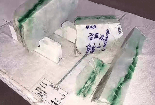 翡翠原石的价格高吗？公盘上的标王分分钟超亿元   第2张