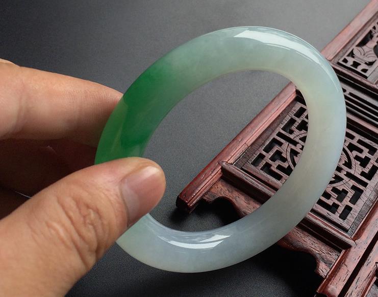 翡翠证书鉴定靠谱吗？如何分辨翡翠证书的真假？   第1张