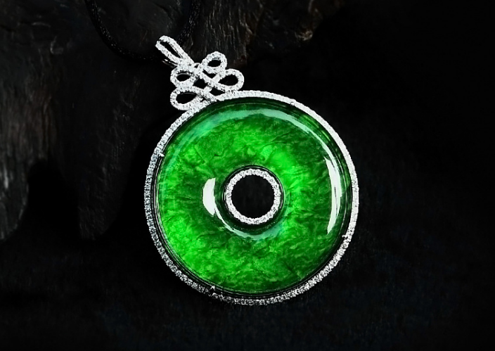 缅甸翡翠平安扣是什么吸引了你？古典美与现代时尚元素的完美结合   第1张