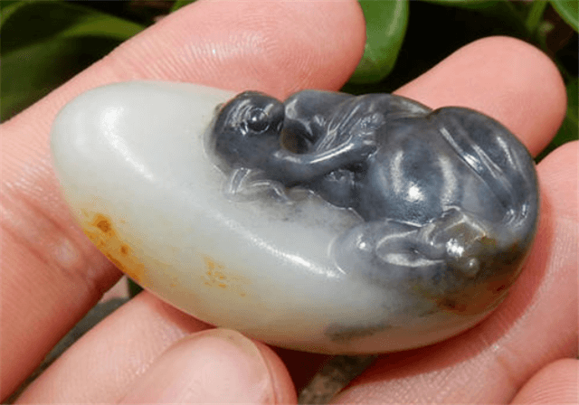 既然翡翠有三色翡翠，那么和田玉有三色在一起的吗？   第2张