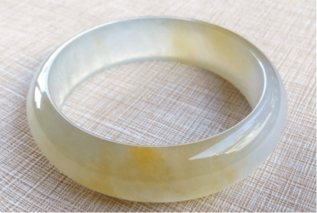 揭秘冰种黄翡翠价格！冰种和糯冰种的区别在哪？   第1张