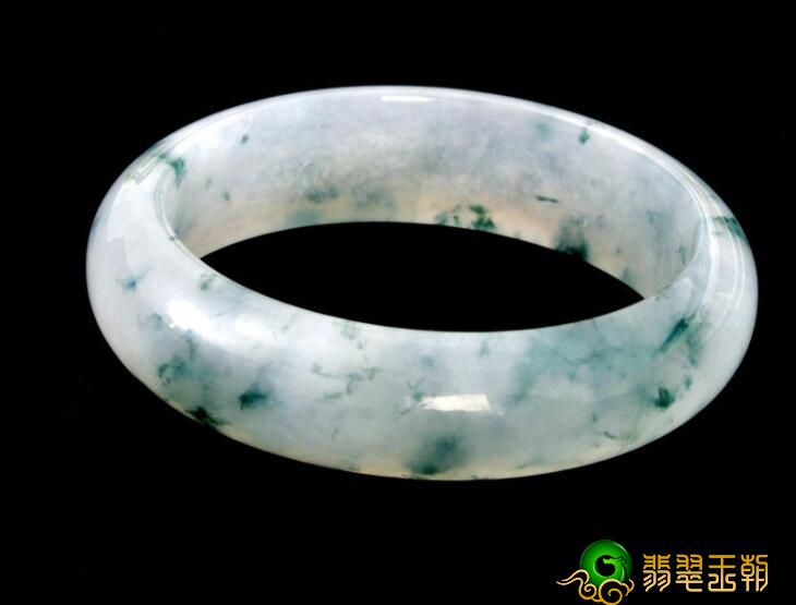 一个翡翠手镯大概多少钱？一定要了解现在的翡翠行情   第2张