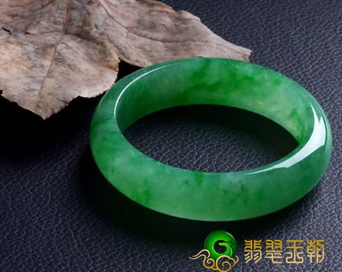 一只纯天然的翡翠手镯价格是多少 当然低不去哪里   第1张