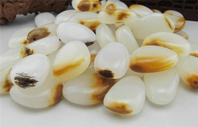 和田玉有白点是什么料?绝大部分玉料都可能有! 第2张