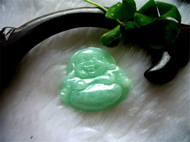 翡翠豆绿色什么档次？扒一扒影响翡翠绿色的因素！   第2张