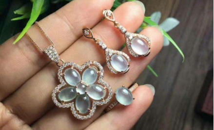 翡翠首饰三件套价格怎么样？翡翠首饰怎样佩戴更好看！   第3张