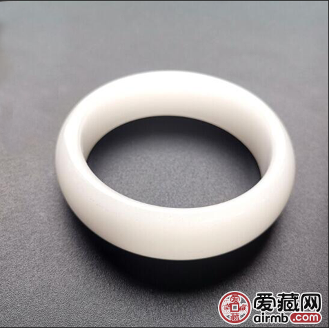 女性合适配戴佘太翠還是紫罗兰花翡翠镯子   第1张