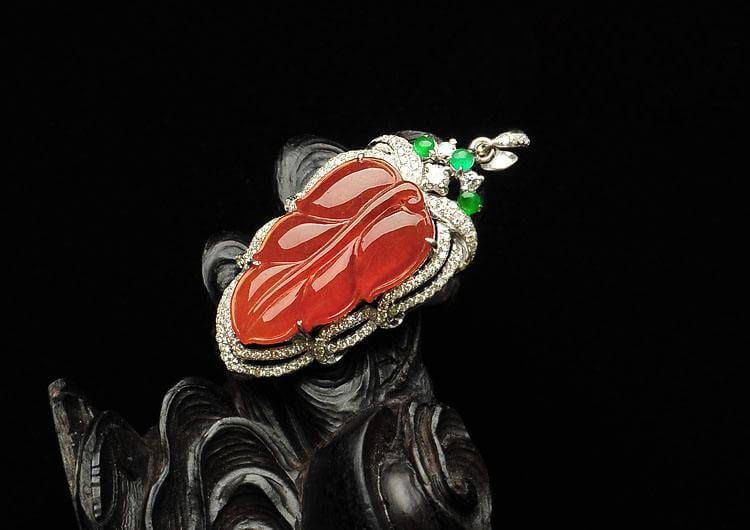 红色翡翠怎么买才不会被人坑？我建议你看完文章再购买！   第1张