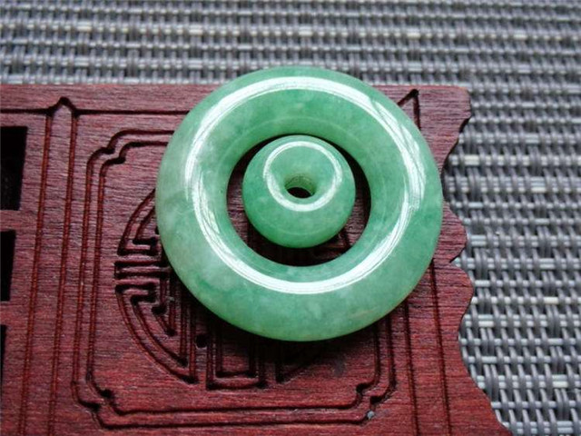 你以为豆绿翡翠都是低端翡翠吗？本文为你揭开答案！   第1张