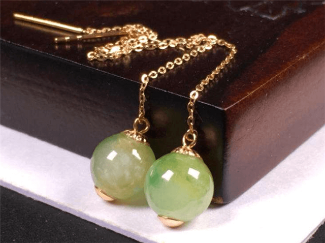 同时出现黄绿白三种颜色的翡翠称为什么? 第2张