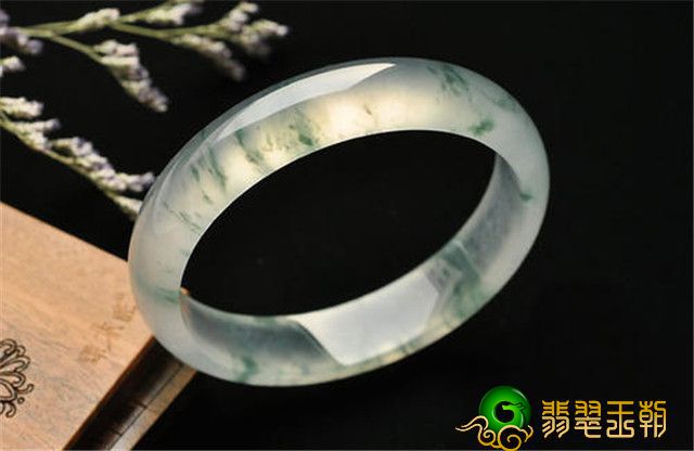 冰种翡翠手镯价格多少钱？没有颜色的冰种翡翠手镯为什么贵？   第3张