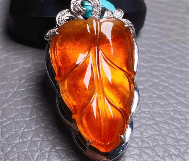 红翡翠价格高吗？如何鉴别天然红翡和烧红红翡？   第2张