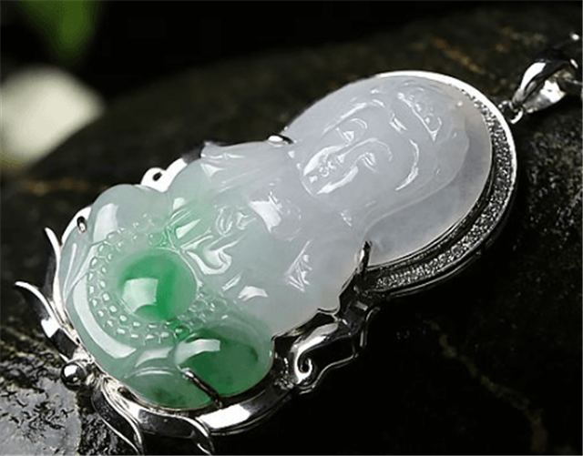 白底青翡翠适合什么年纪的人?白底青翡翠的特点你知道吗? 第3张