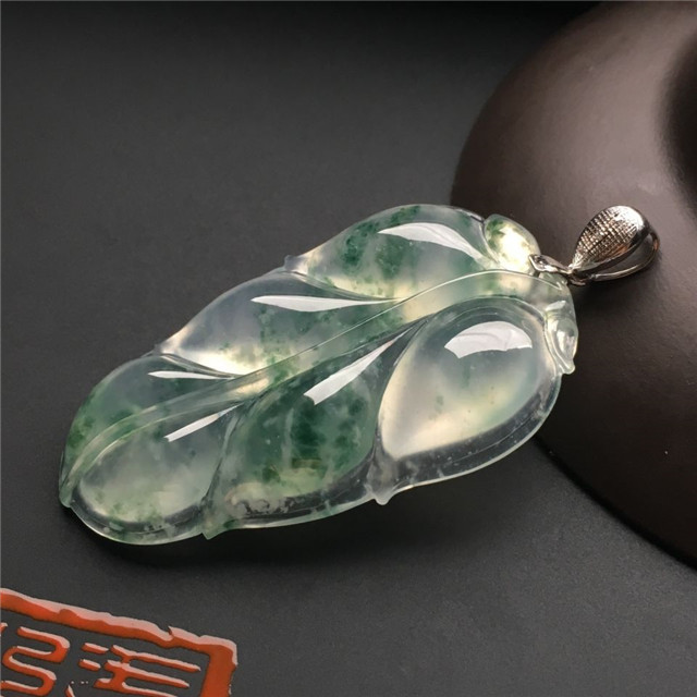 冰种飘花翡翠价格高吗？我们在选购时应该注意什么？   第3张