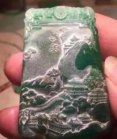 
多裂的翡翠毛料，花了巨资用好工去手工雕刻，值得吗？
   第4张