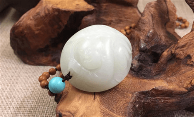 和田玉有白点是什么料?绝大部分玉料都可能有! 第3张