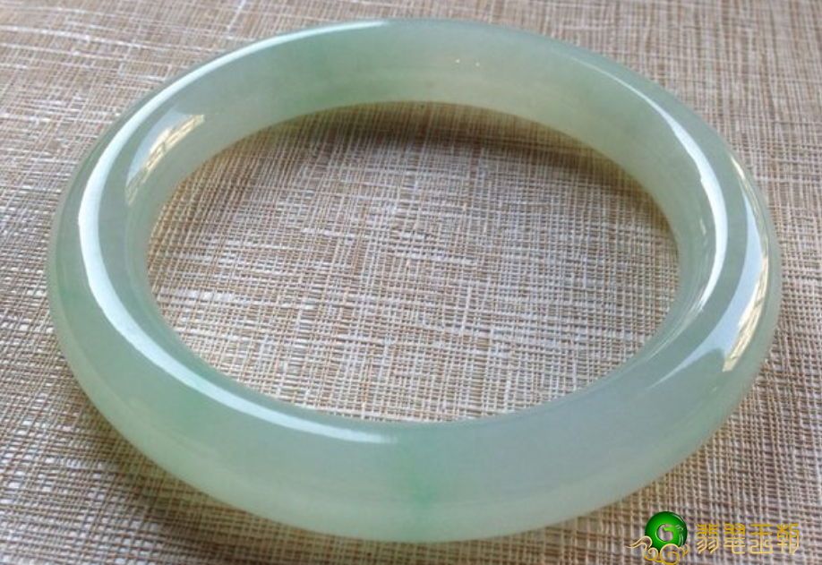 晴水翡翠镯子的价钱贵便宜？看一下这几种晴水翡翠镯子你也就懂了   第2张