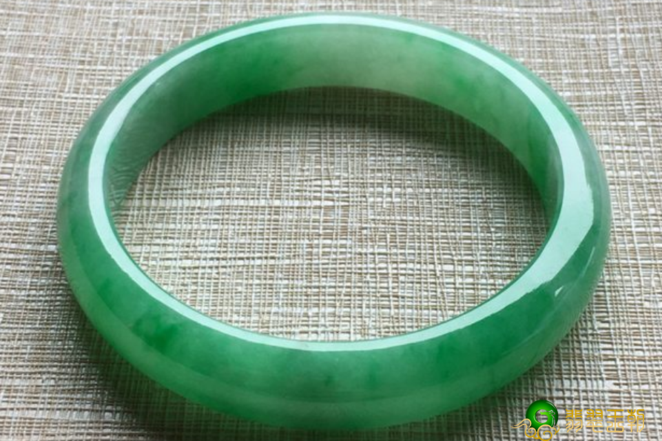 综合性使用价值最大的翡翠装饰品是啥？翡翠镯子居然只排第二！   第2张