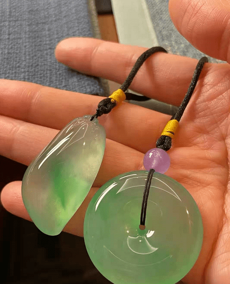 
                在网上购买翡翠是否靠谱？
   第1张